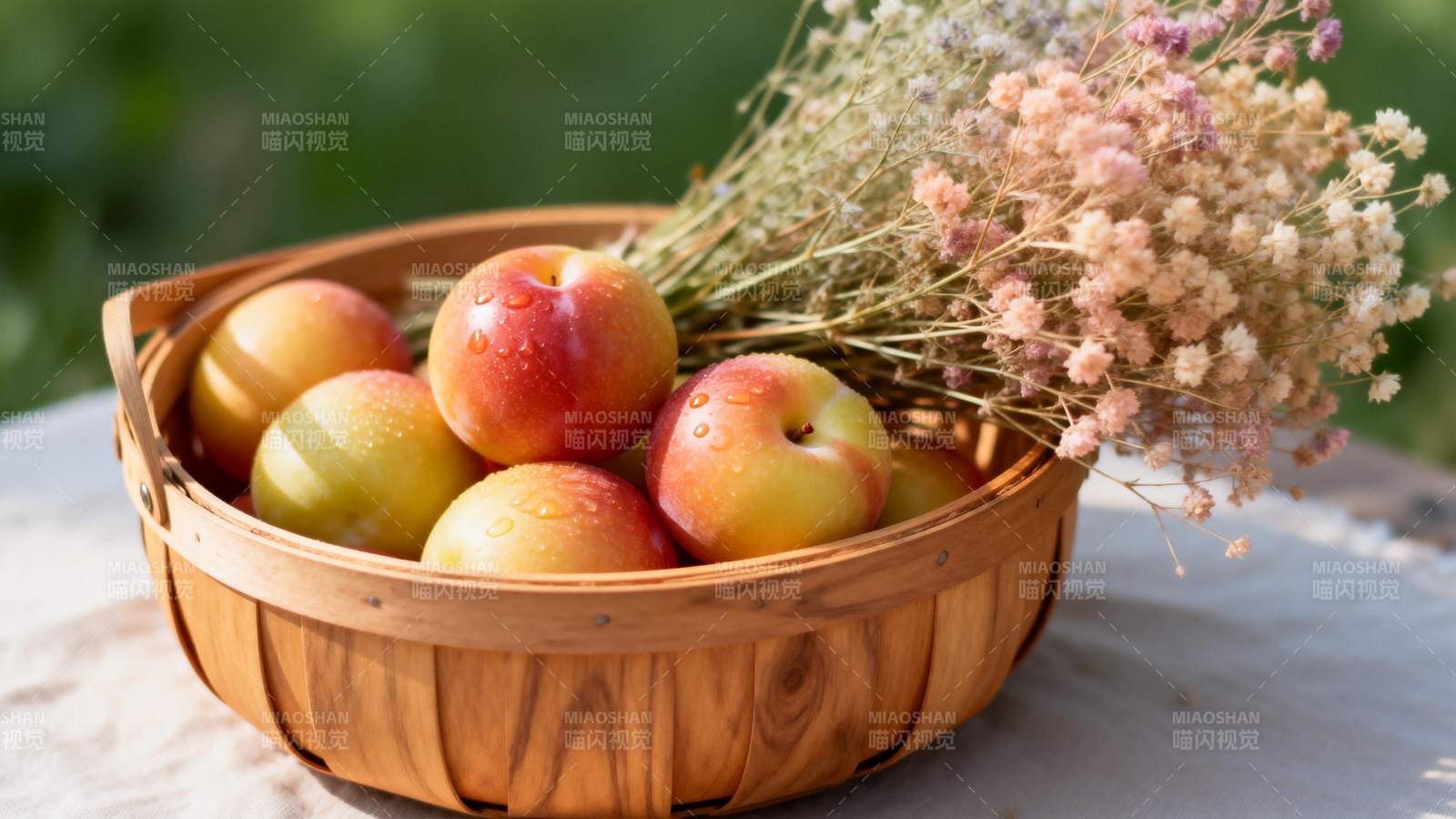 篮中苹果伴花香图片