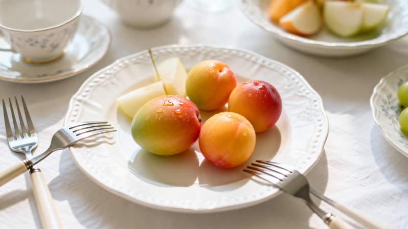 水果盘中的桃子与梨图片