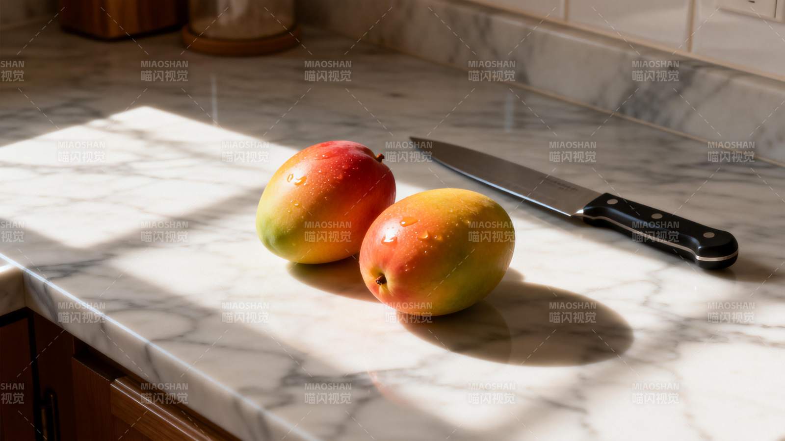 芒果与刀具静置台面图片