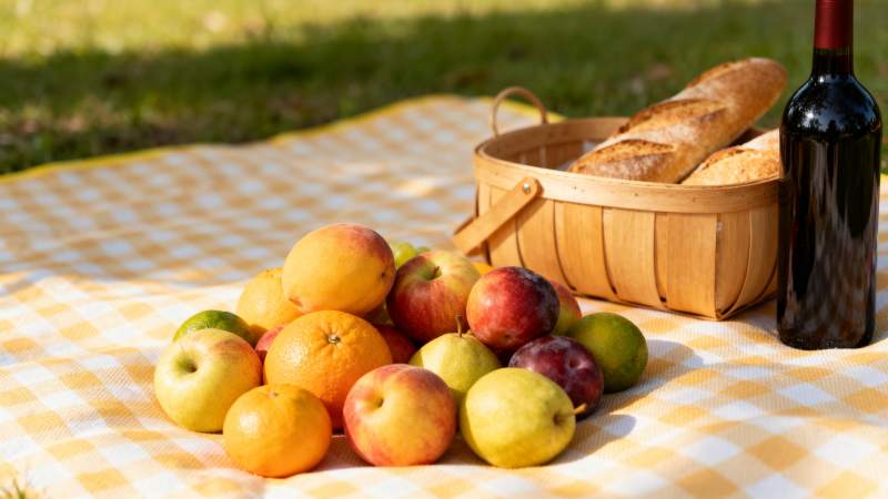 野餐果篮与红酒图片