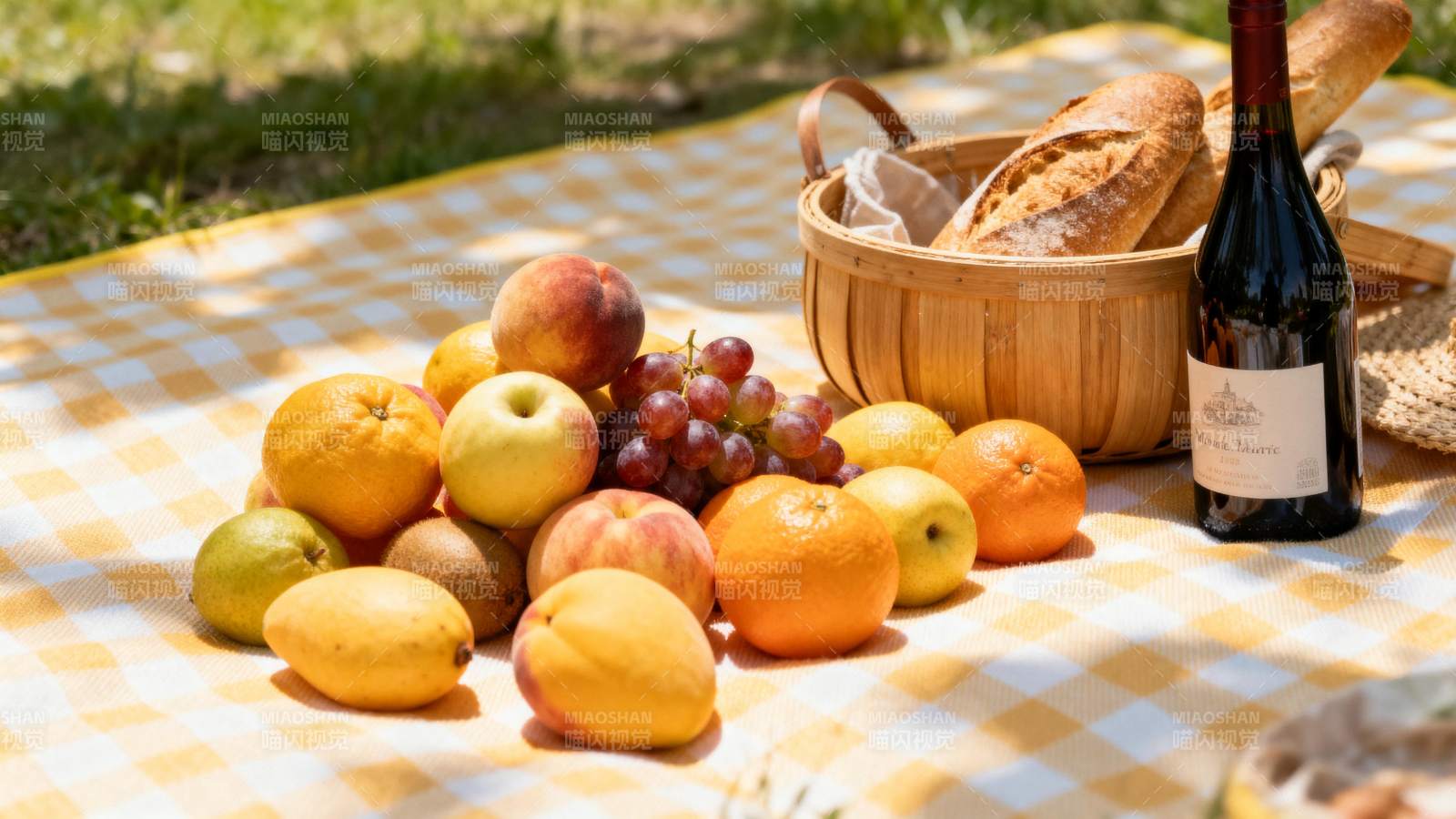 野餐水果与美酒图片