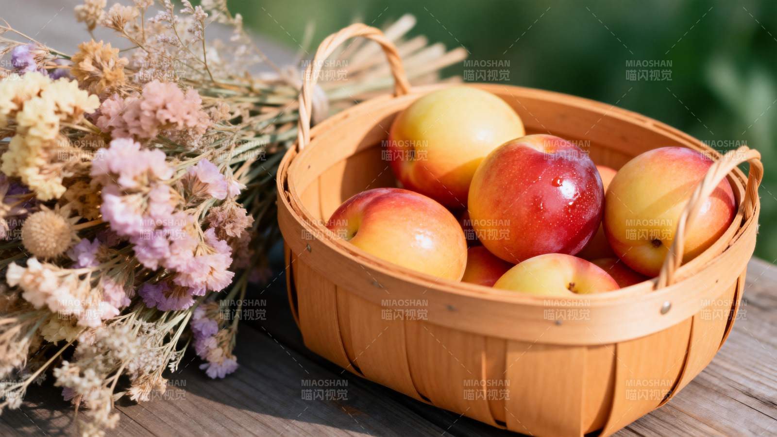 篮中桃果伴干花图片