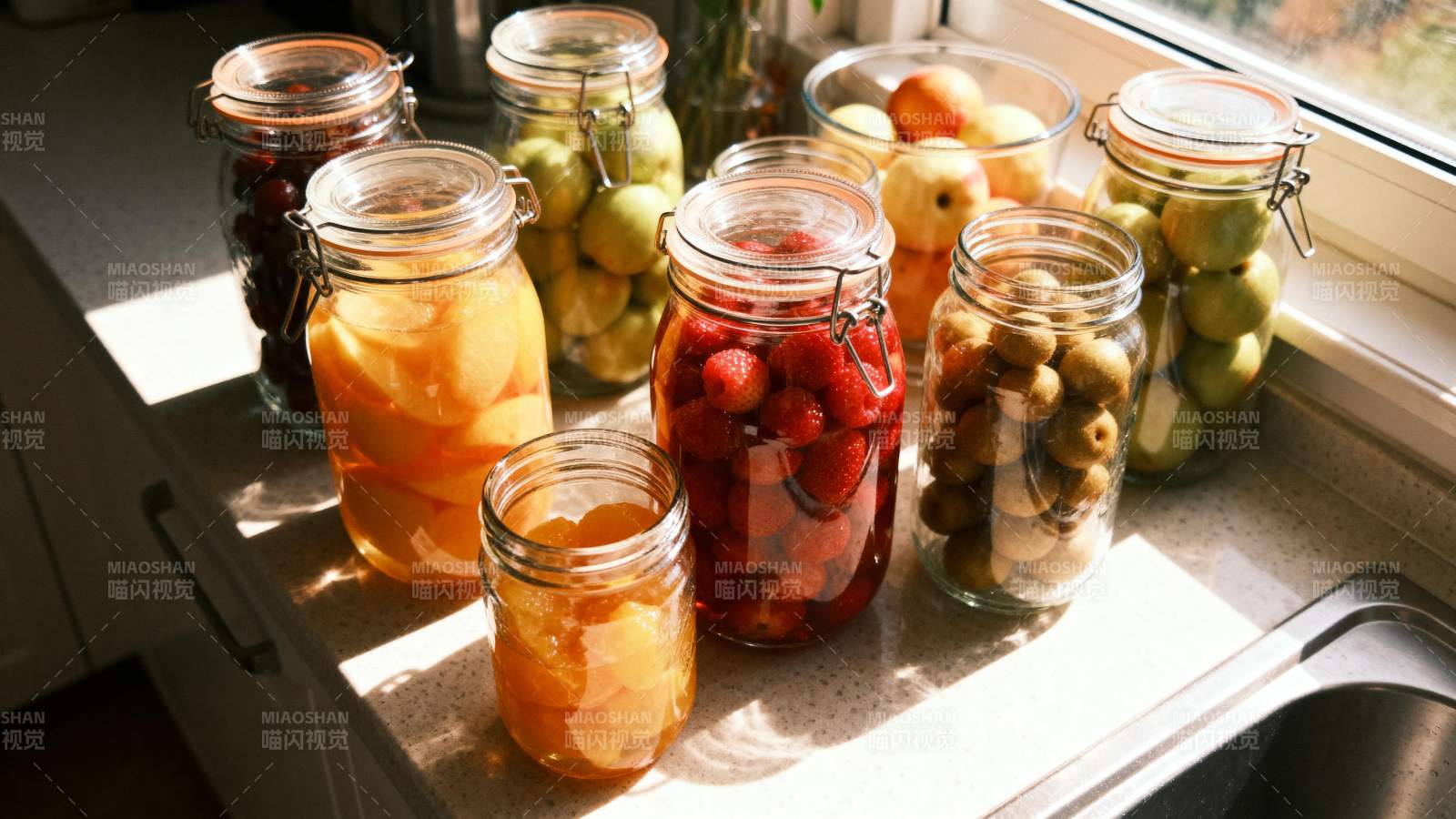 阳光下的果酱罐图片