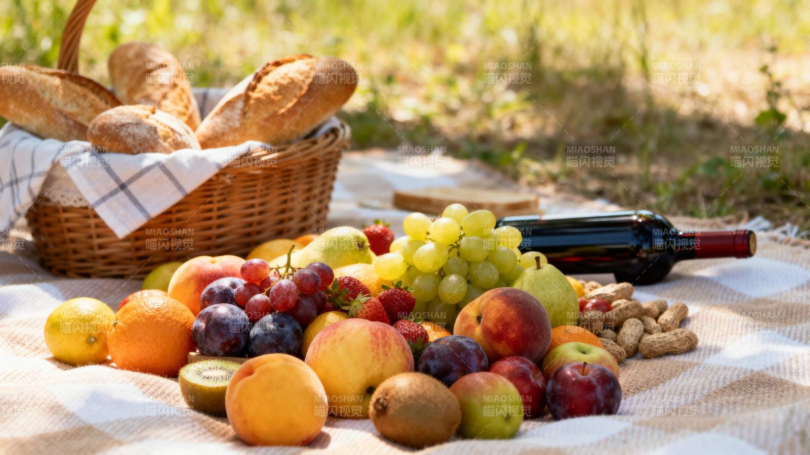 野餐果篮与美酒图片