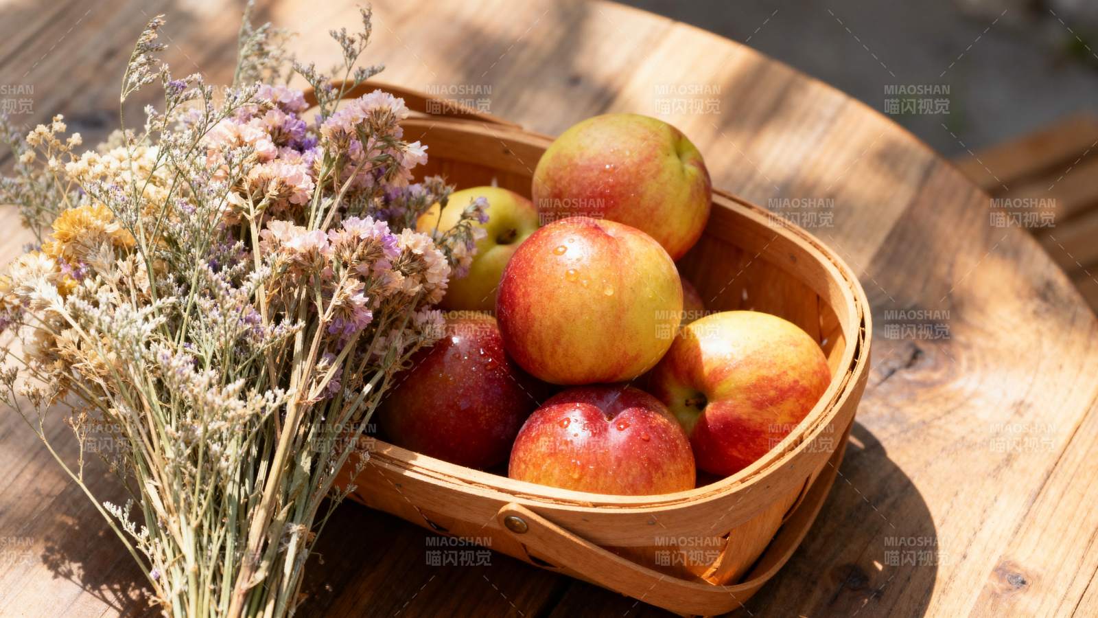 苹果与干花静物图片