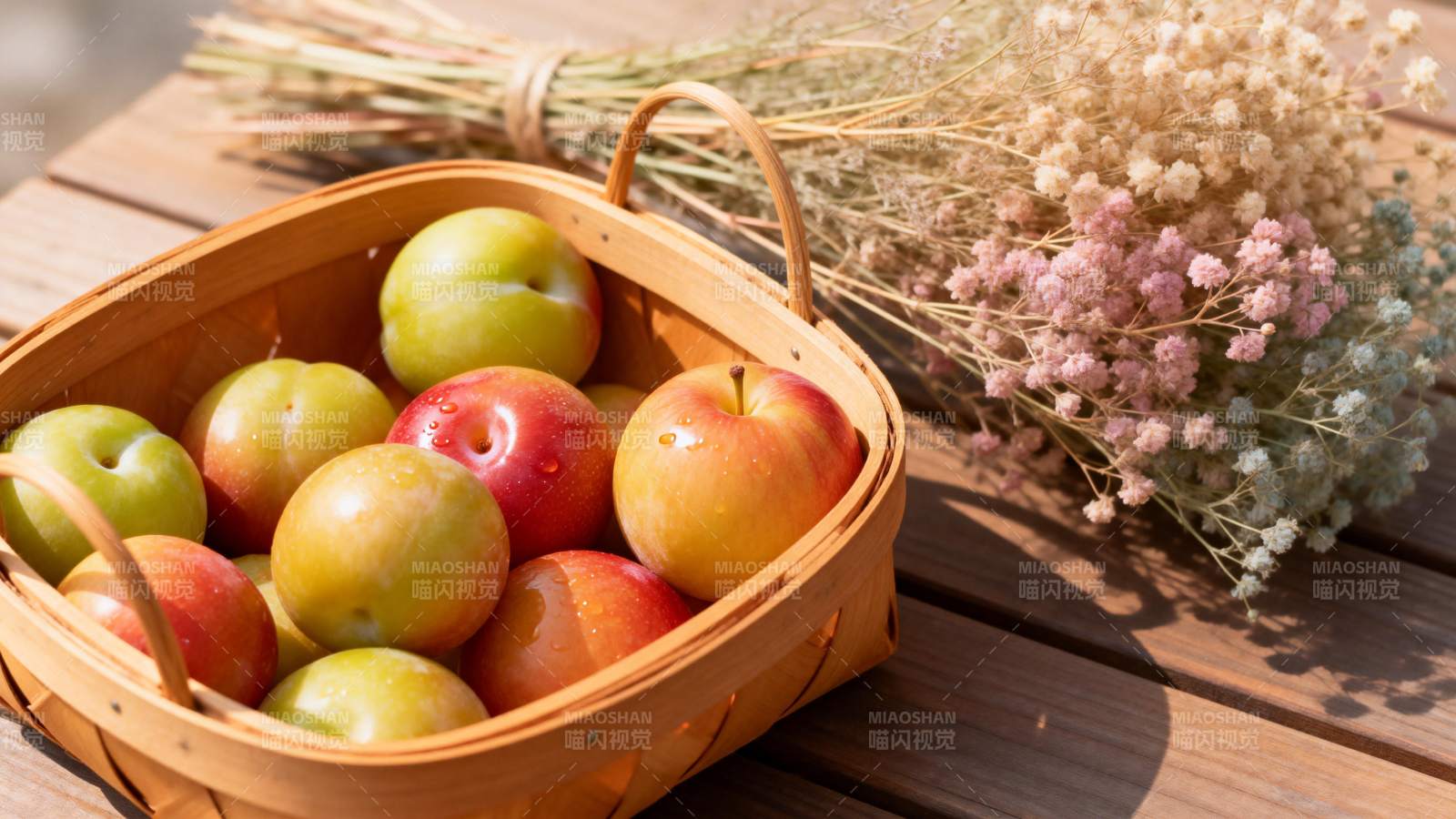 篮中苹果与干花图片