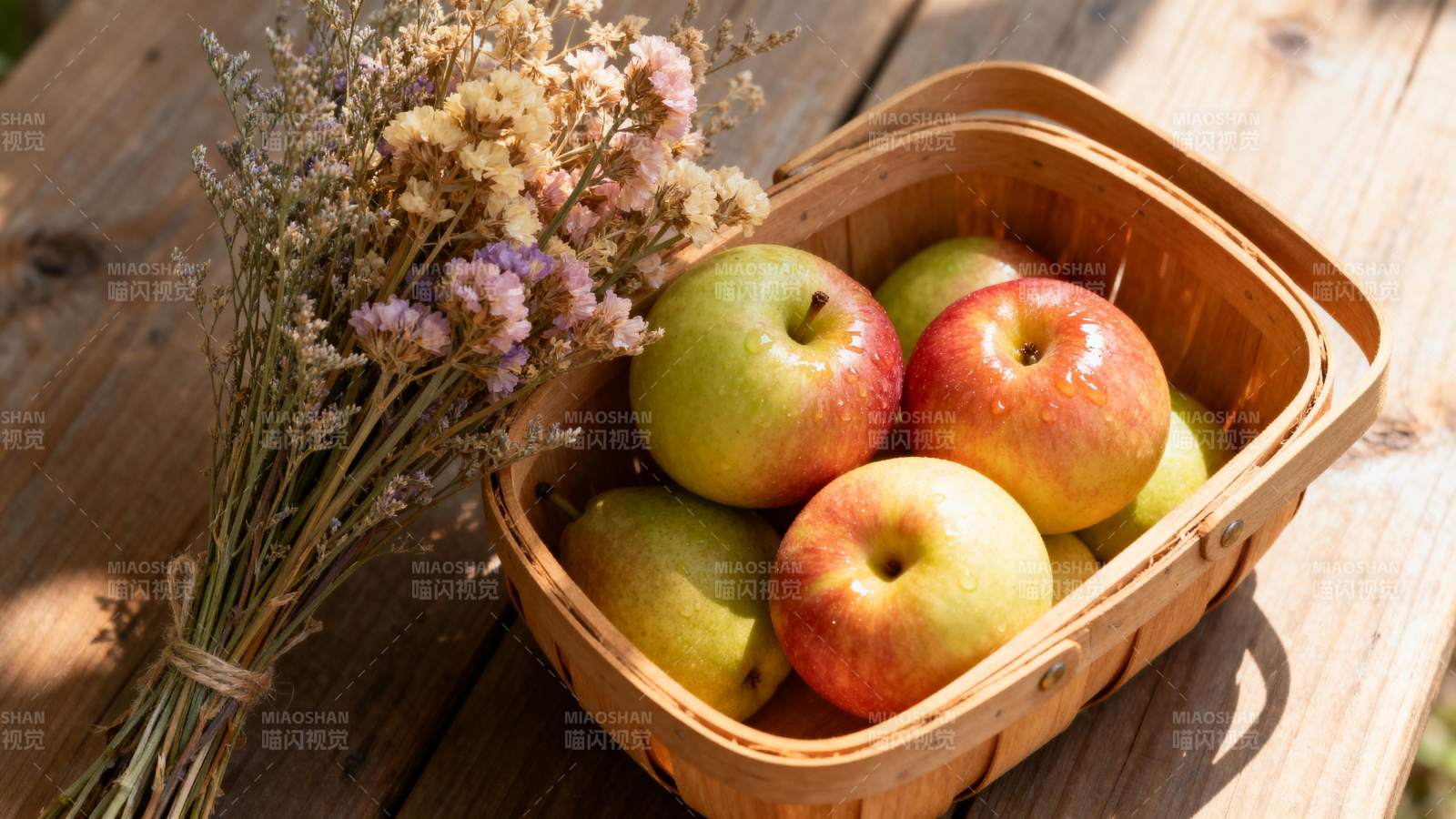 篮中苹果与花束图片
