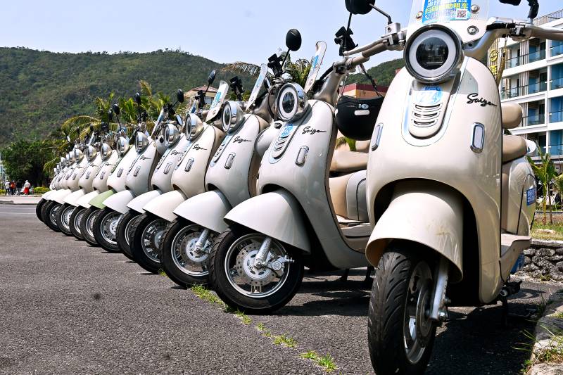 一排整齐的复古电动车图片