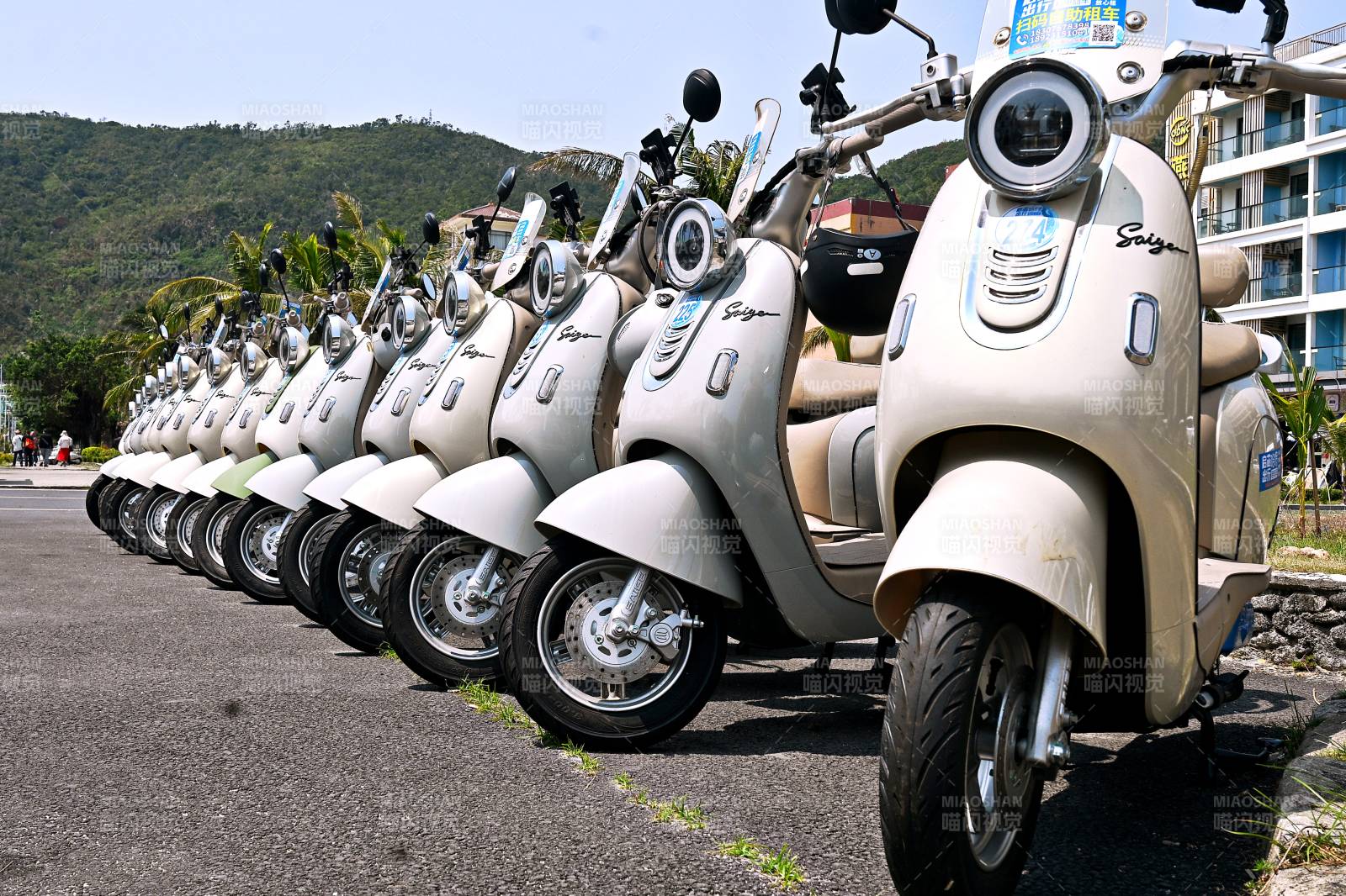 一排整齐的复古电动车图片