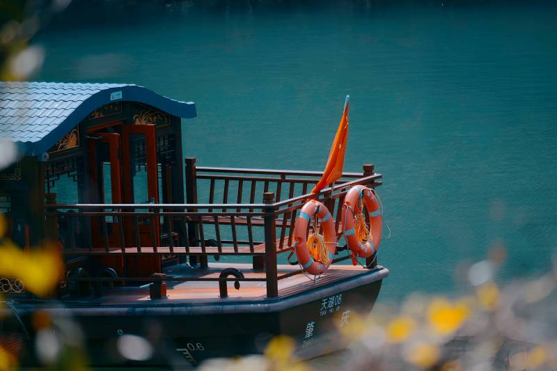 湖畔游船静泊图片