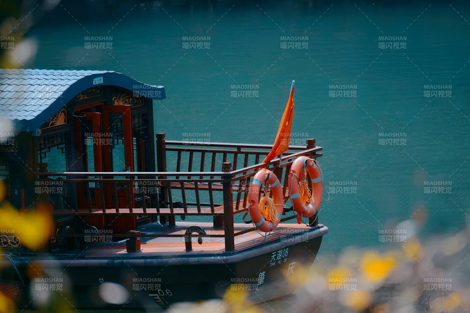 湖畔游船静泊图片