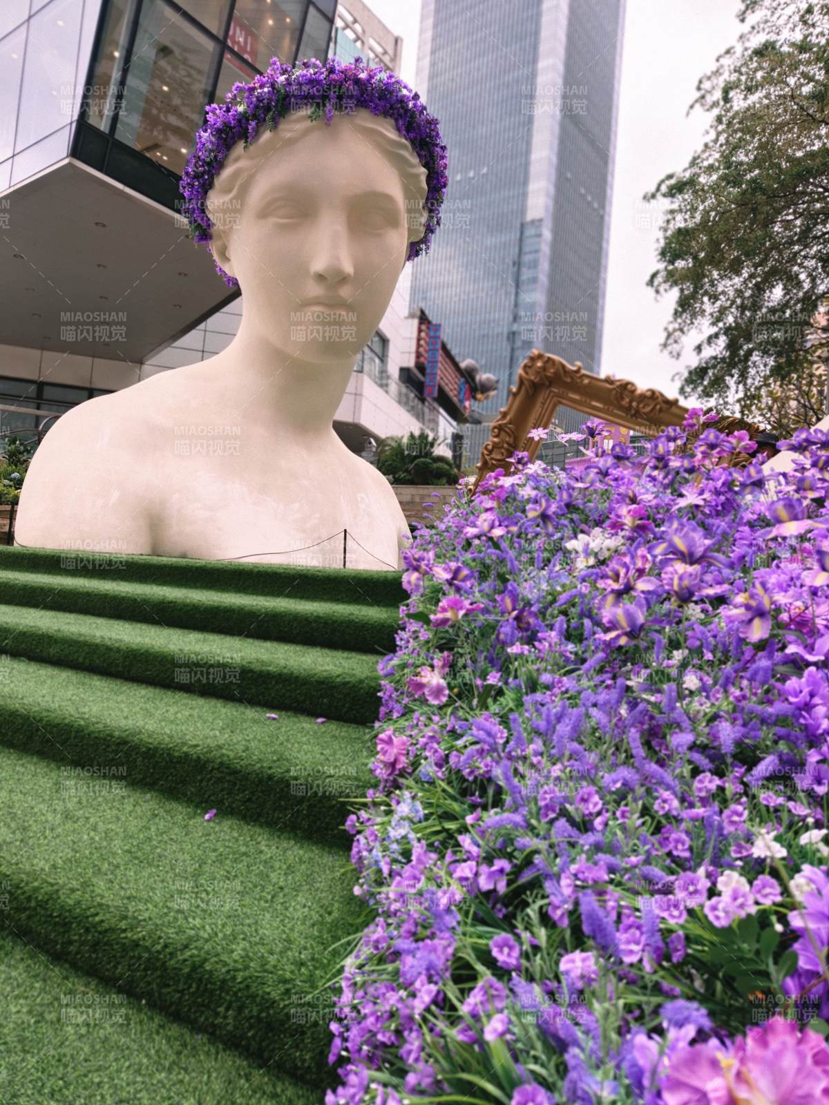 女神花环雕像与紫花图片