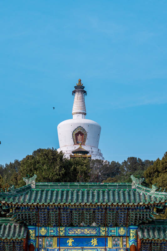 白塔映蓝天图片