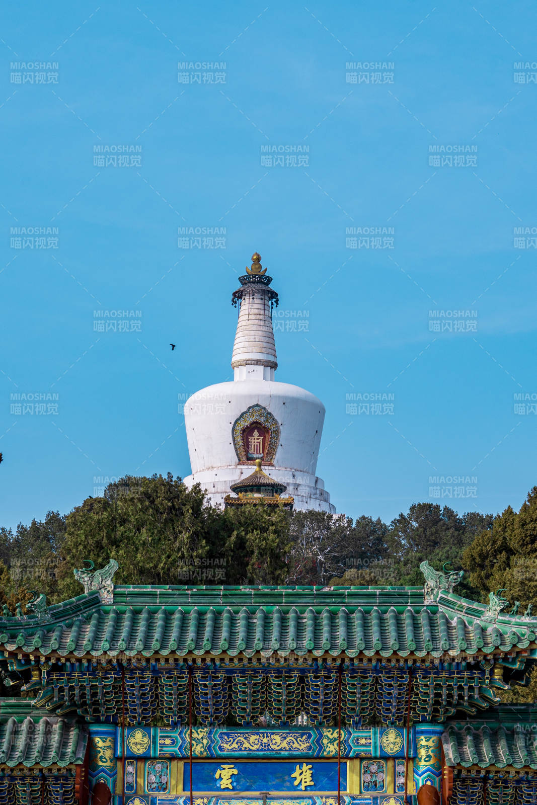 白塔映蓝天图片