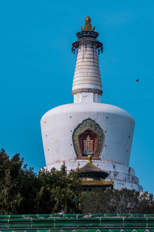 白塔映蓝天图片
