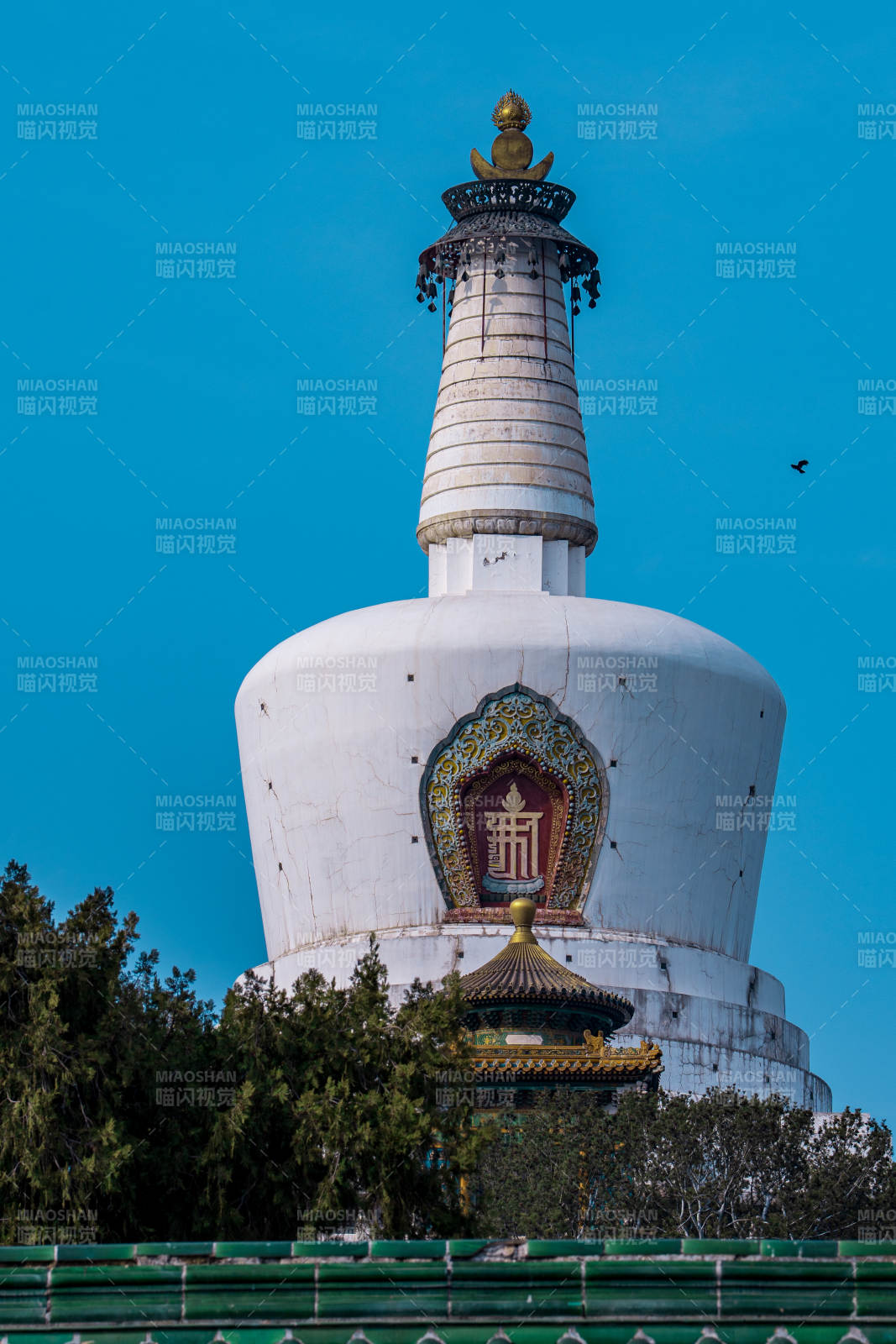 白塔映蓝天图片