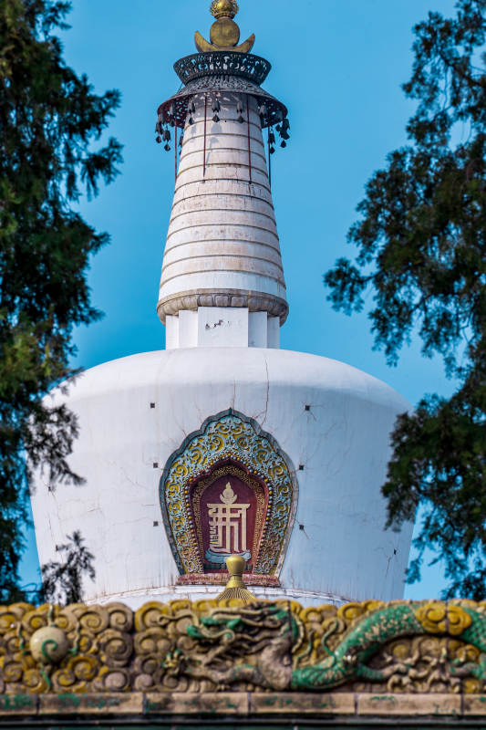 白塔映蓝天图片