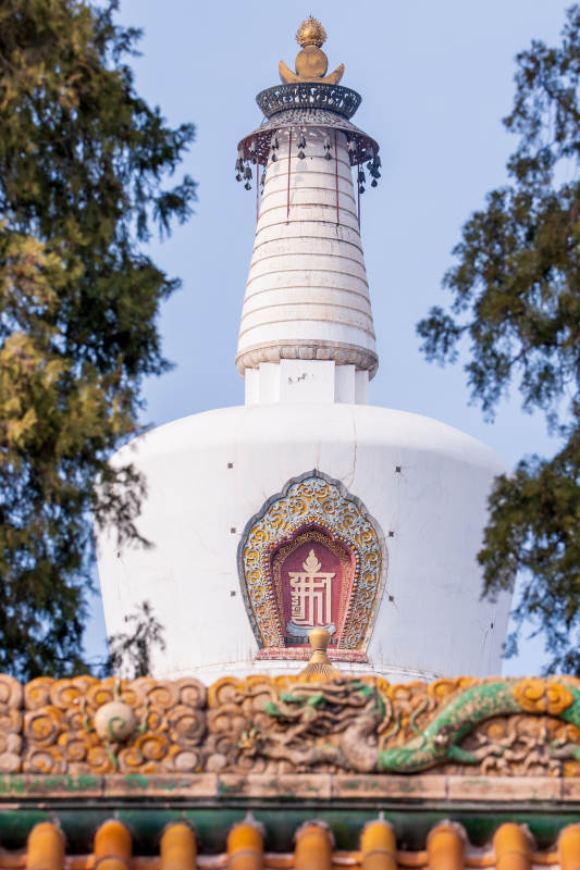 白塔映蓝天图片