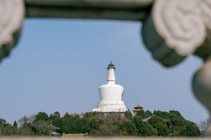 白塔映蓝天图片