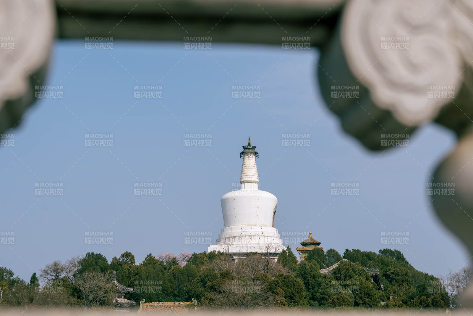 白塔映蓝天图片