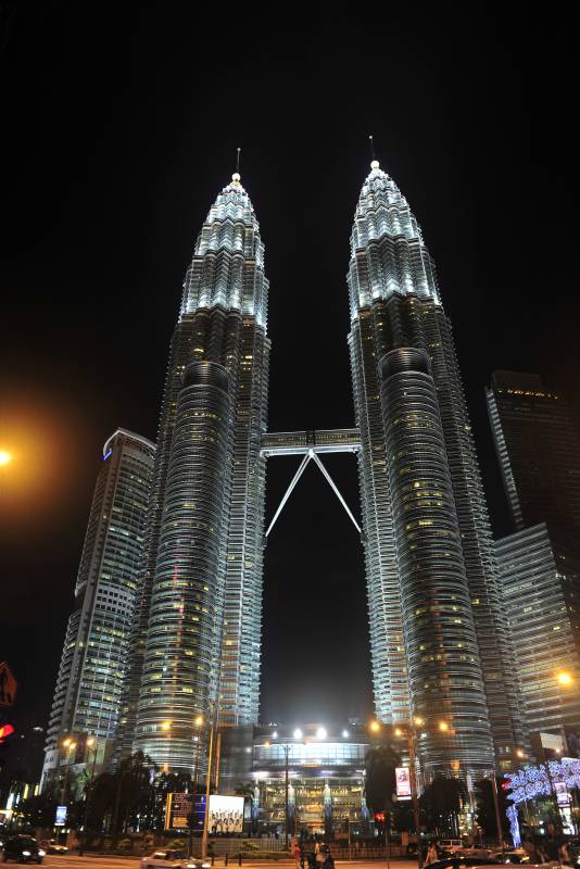 双子塔夜景璀璨图片