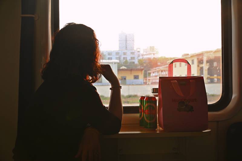 列车窗边沉思的女子图片
