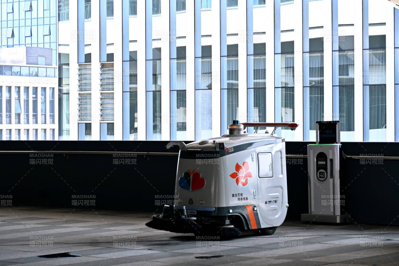 广州白云车站站内智能清洁机器人图片