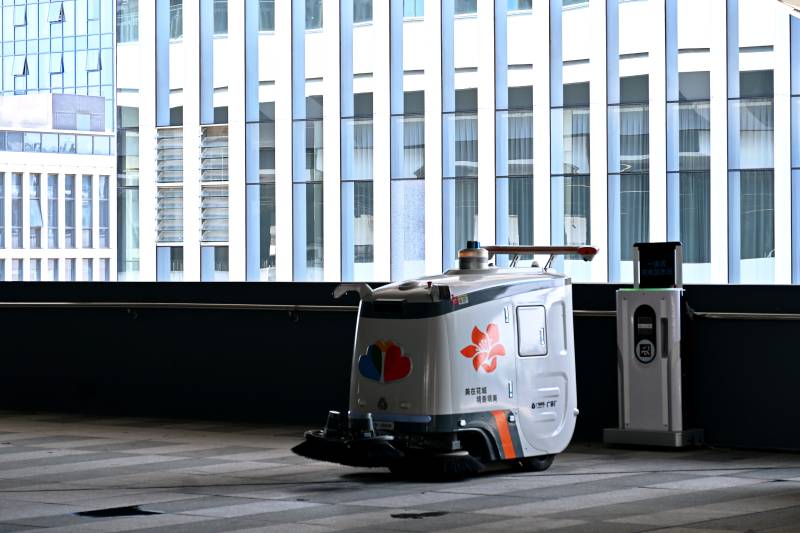 广州白云车站站内智能清洁机器人图片