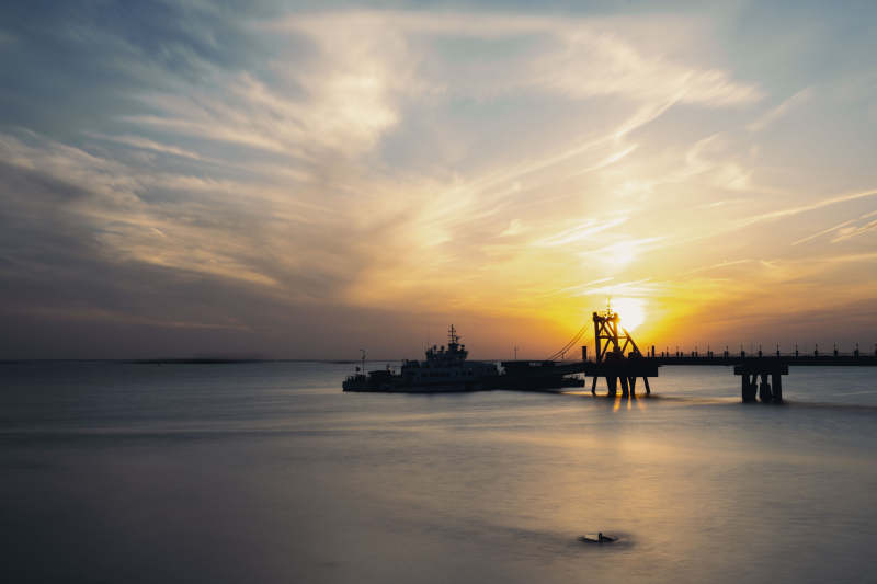 夕阳下的港口剪影图片
