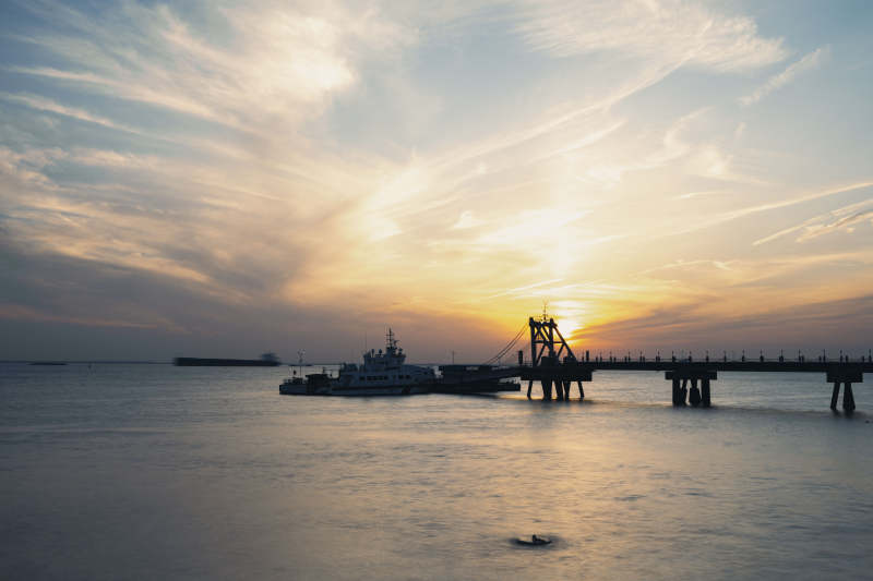 夕阳下的海港剪影图片
