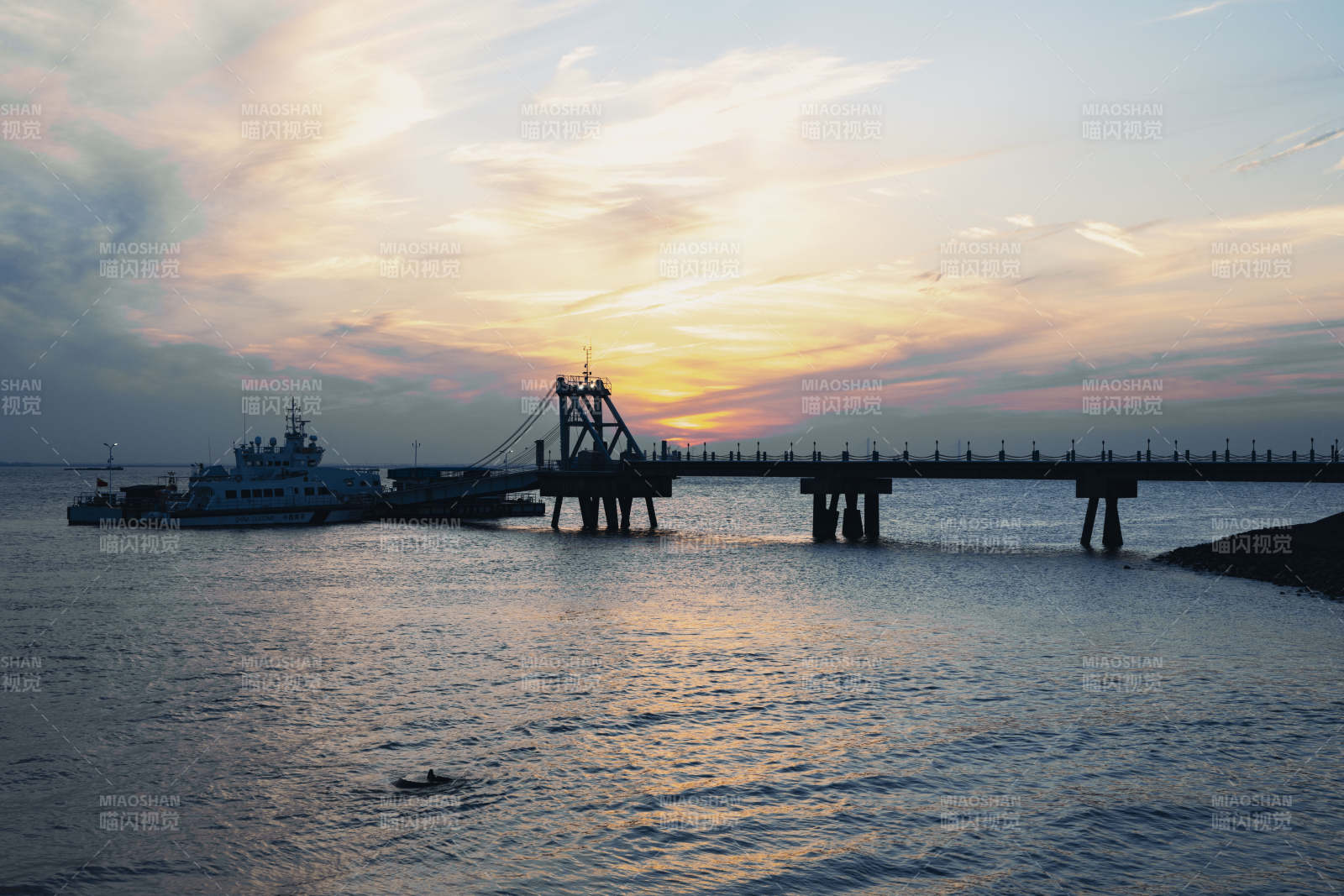 夕阳下的跨海大桥图片