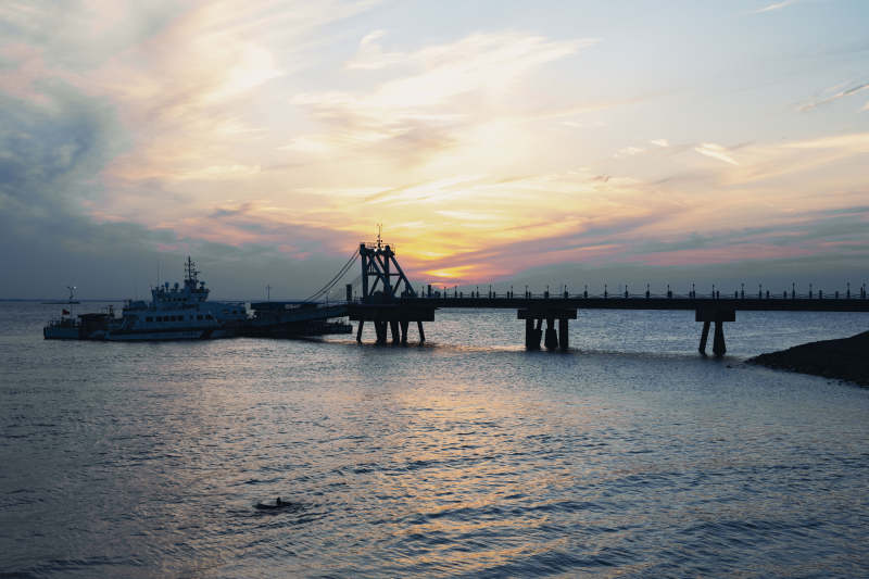 夕阳下的跨海大桥图片