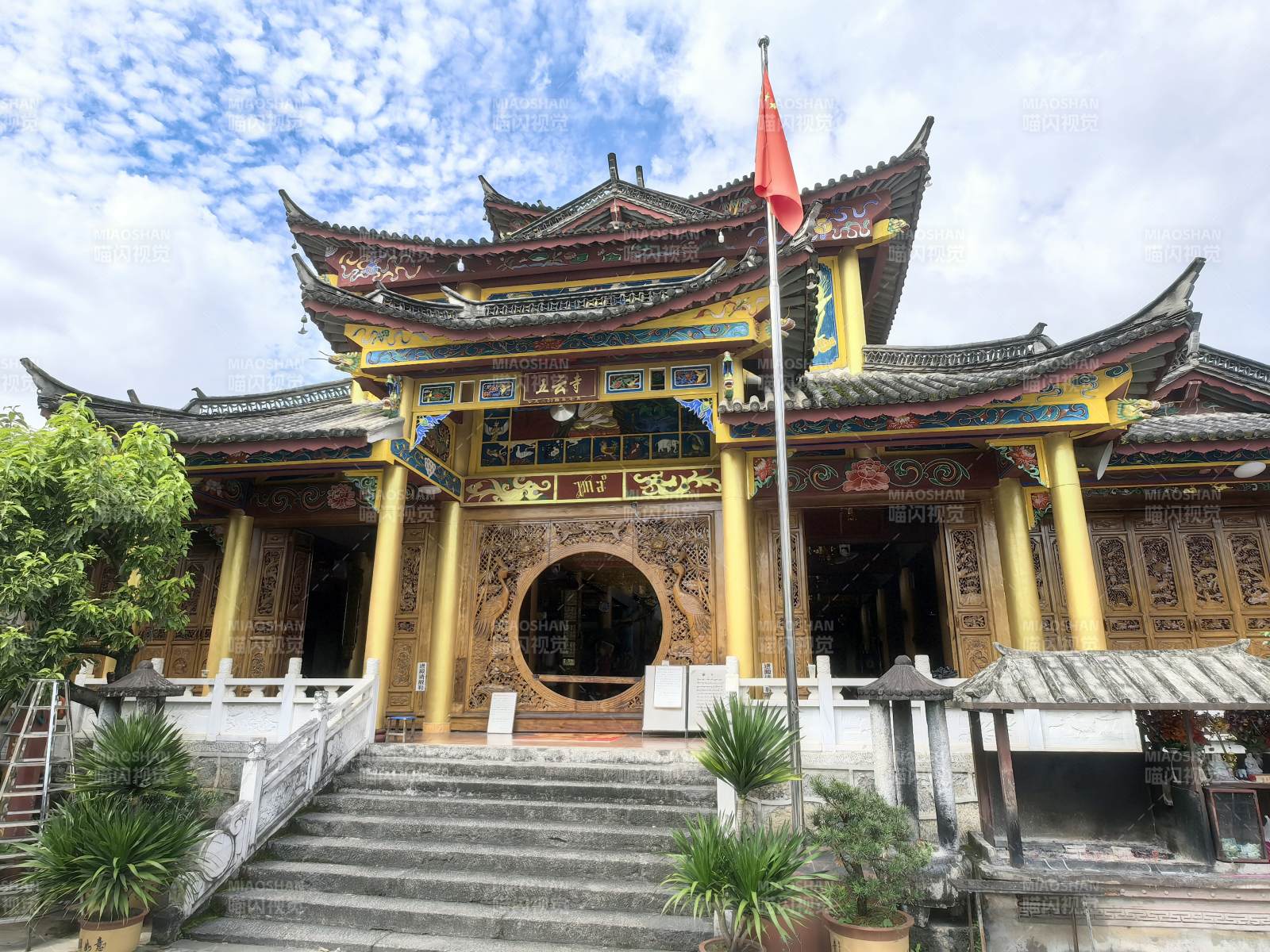 古寺飞檐迎红旗图片