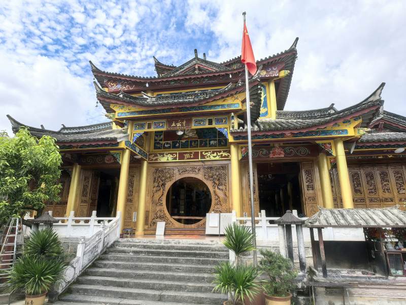 古寺飞檐迎红旗图片