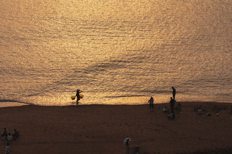 夕阳海滩剪影图片