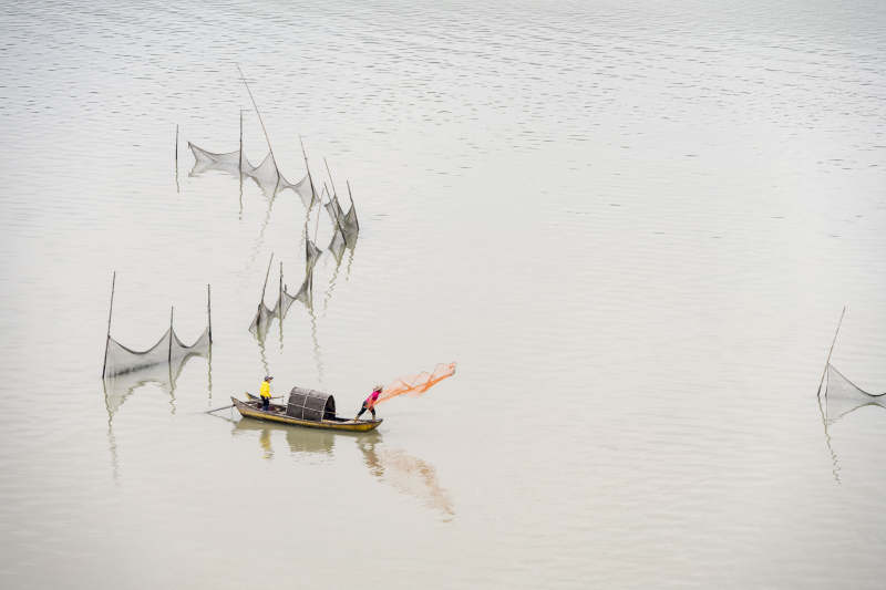 渔舟撒网图图片