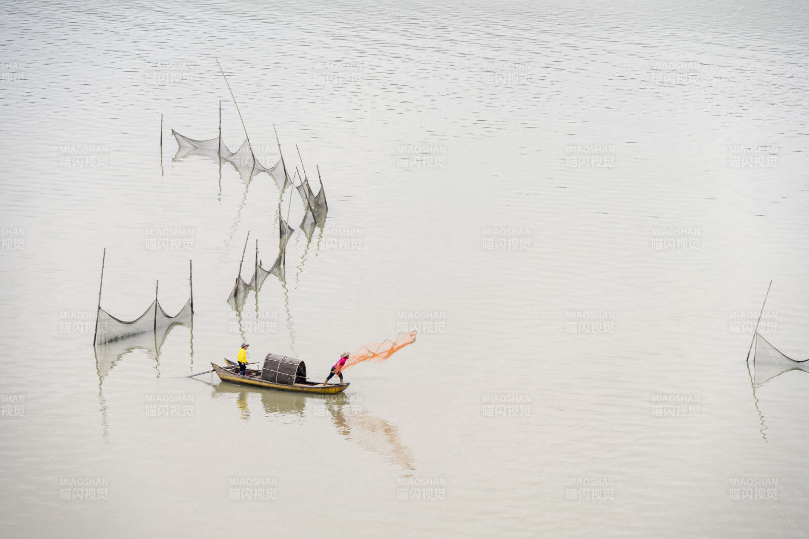 渔舟撒网图图片