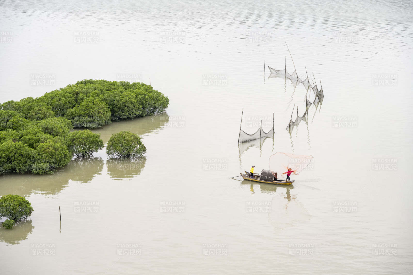 渔舟轻荡水中央图片