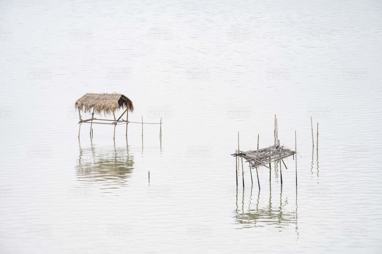 水上茅屋静谧景图片