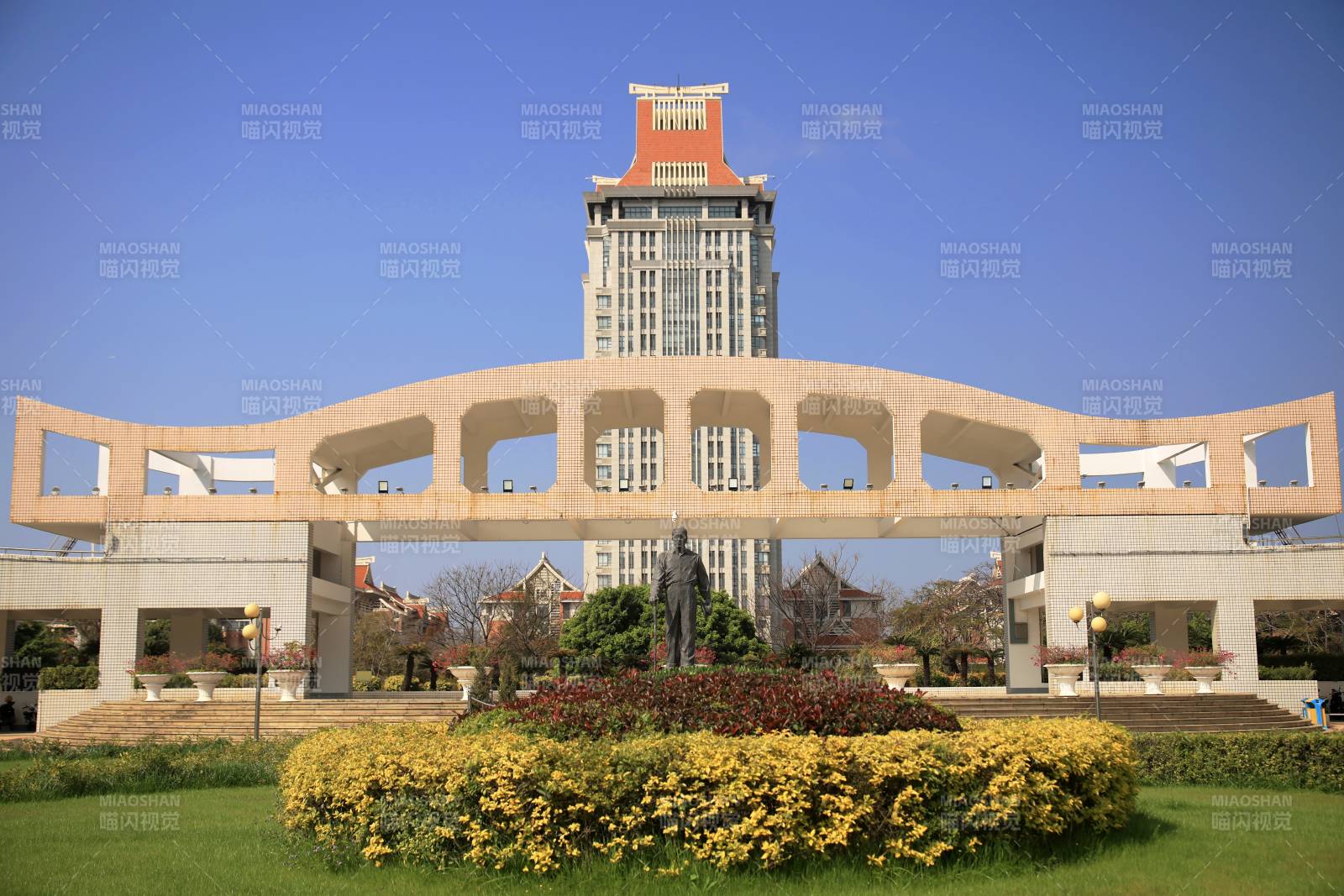 现代建筑与花坛图片