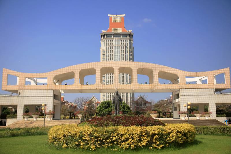 现代建筑与花坛图片