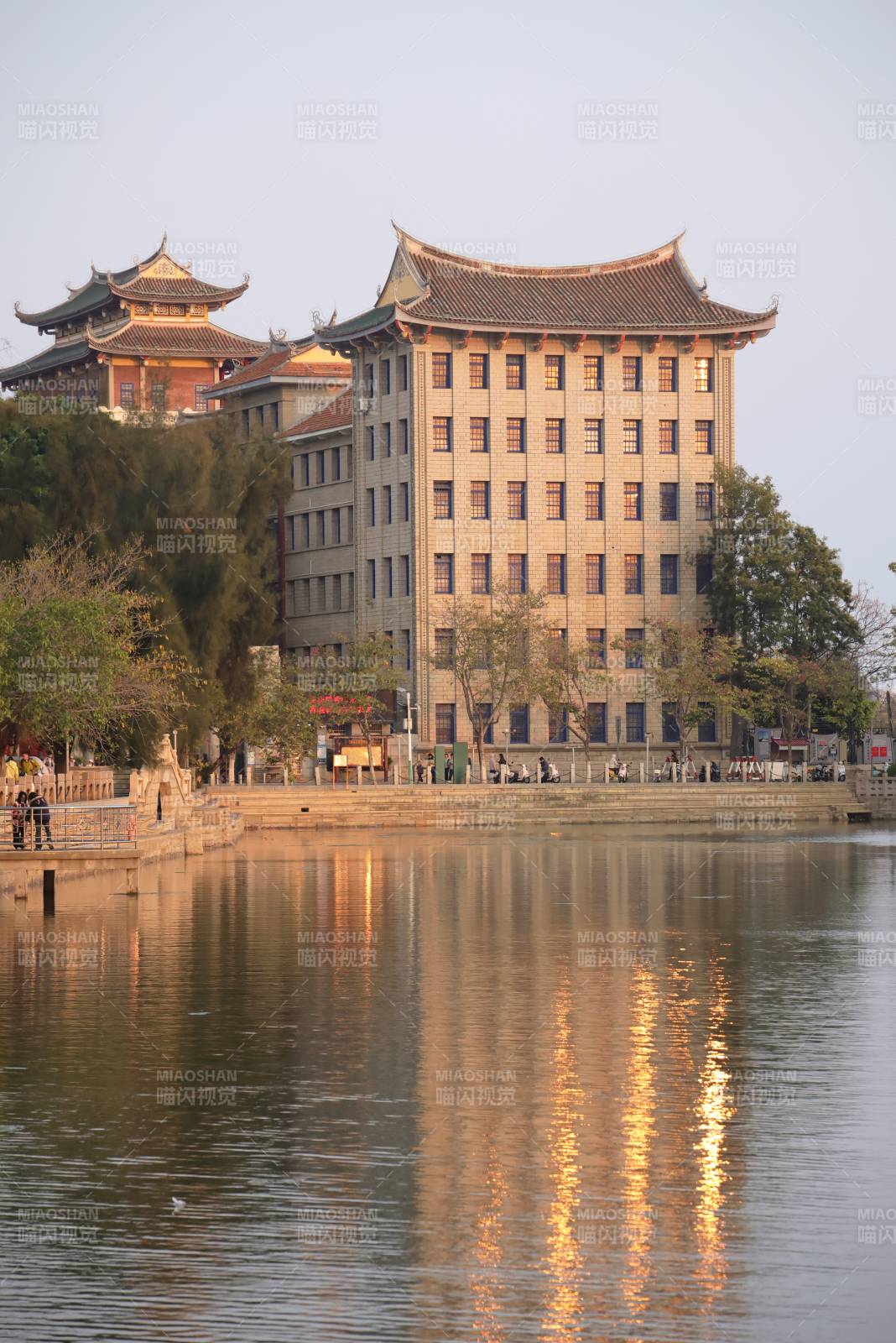 湖畔古建筑倒影图片