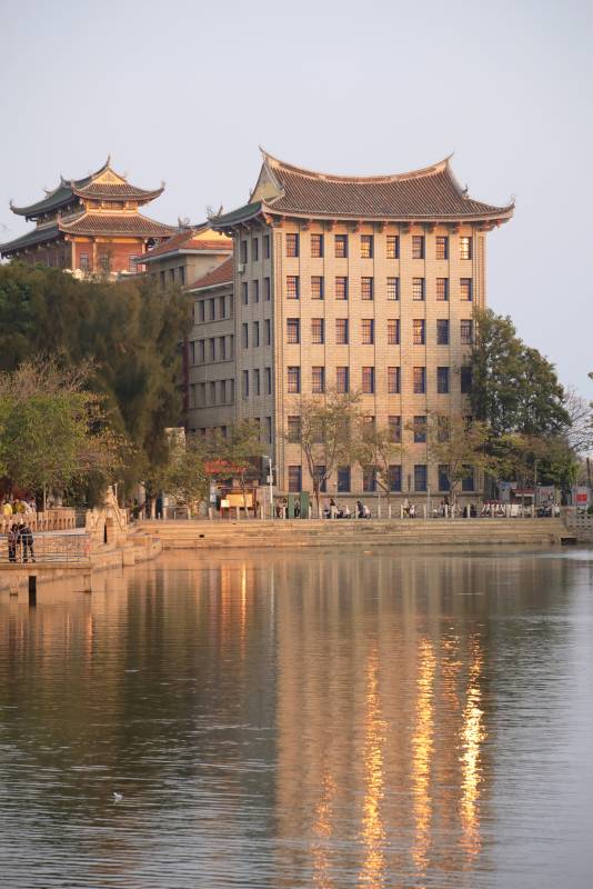 湖畔古建筑倒影图片