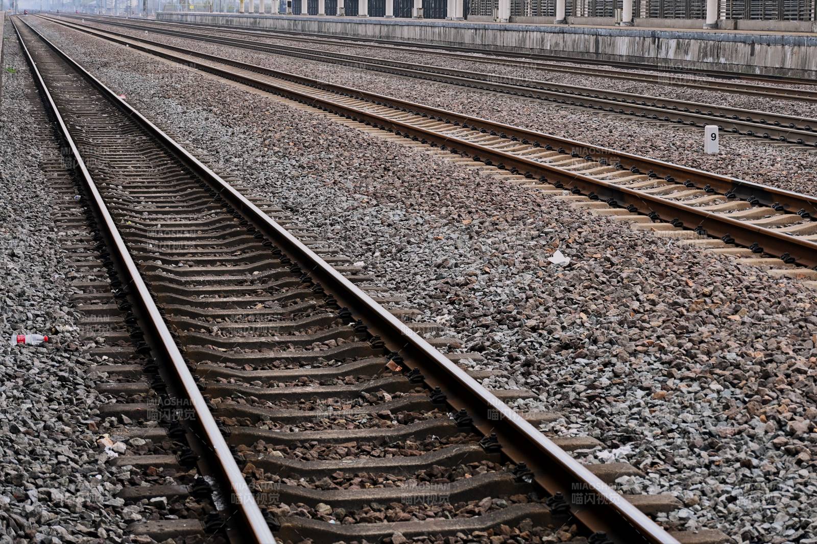铁轨延伸远方图片