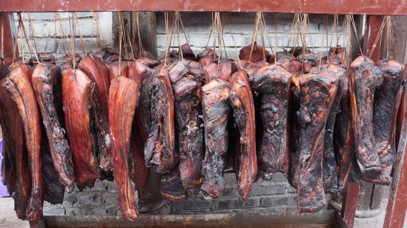 腊肉悬挂风干中图片