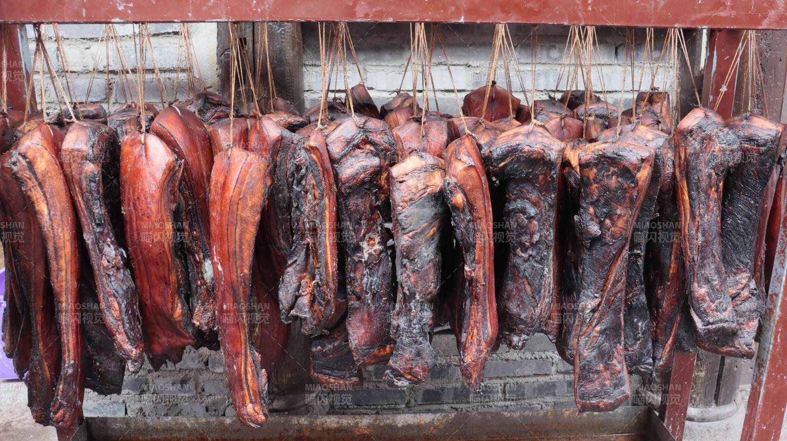 腊肉悬挂风干中图片