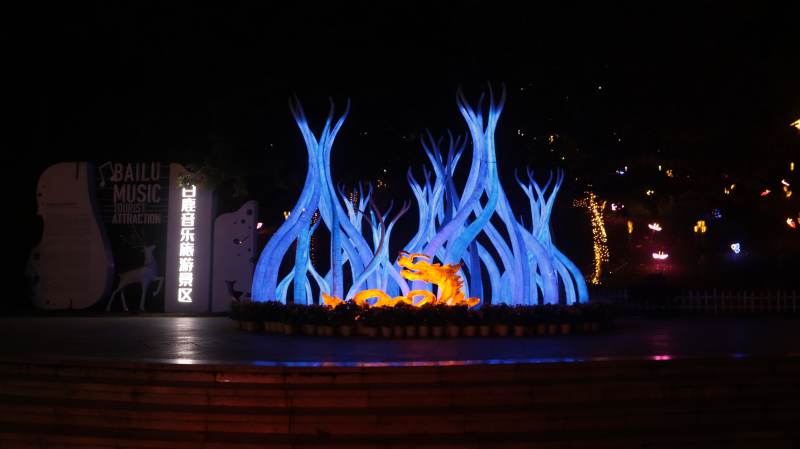 夜色中的蓝色火焰雕塑图片