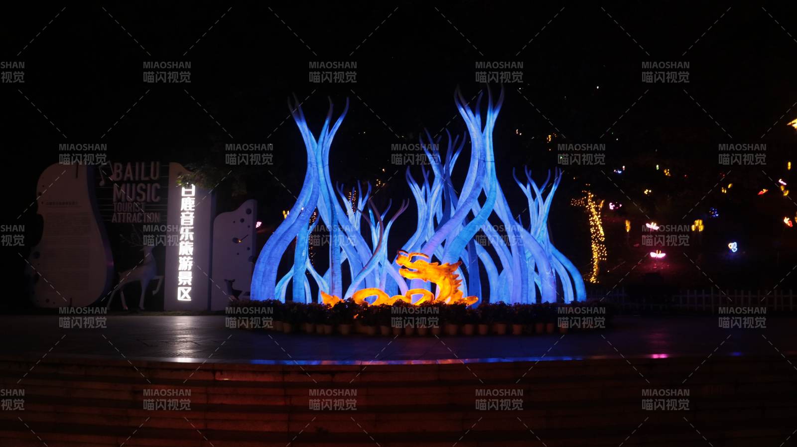 夜色中的蓝色火焰雕塑图片