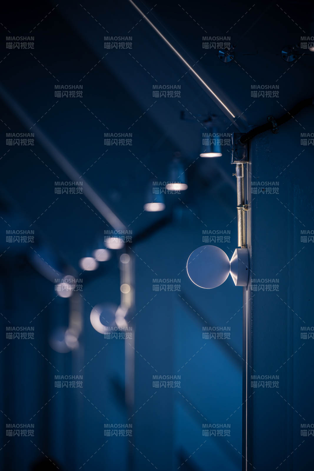 光影交错的走廊图片