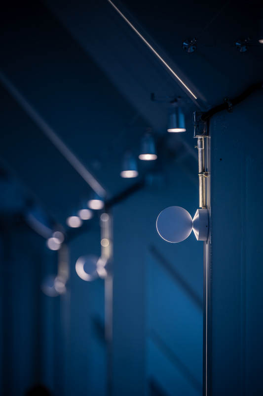 光影交错的走廊图片